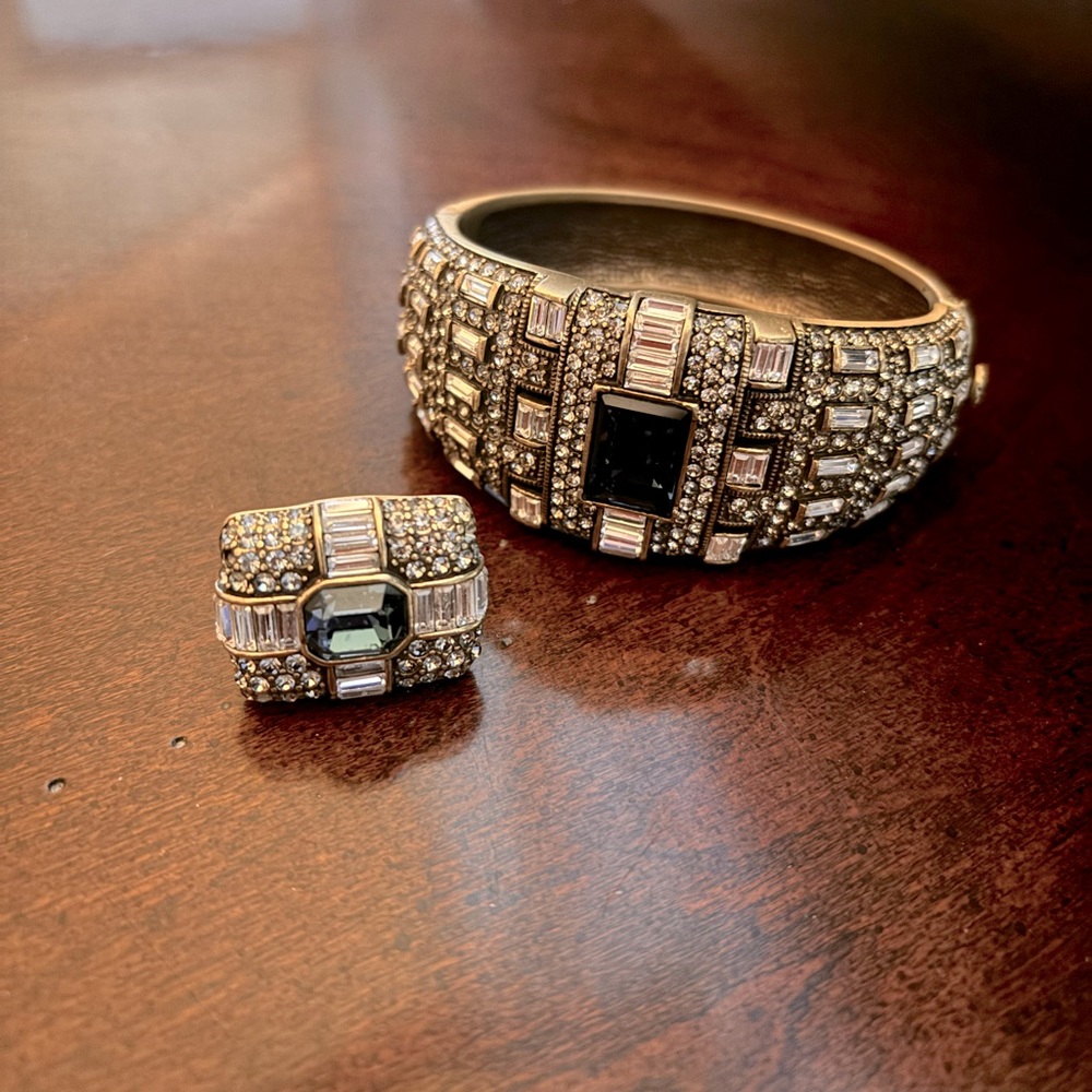 Stunning Heidi Daus ring bracket set